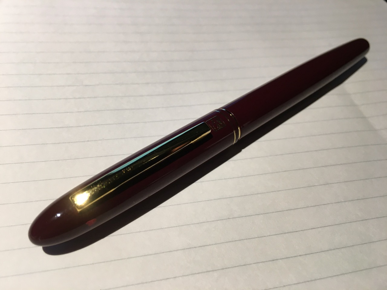 硬質タイプの筆ペンの中で確実にオススメできる１本。「くれ竹手紙ぺんリフィル式臙脂軸」 – Stationery Life