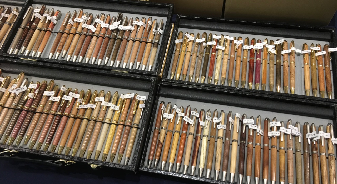 数百種類の木々から作られる工房もずの木軸ボールペン – Stationery Life